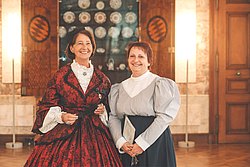 Gräfin Paula und Zofe Rosalie - Kostümführung